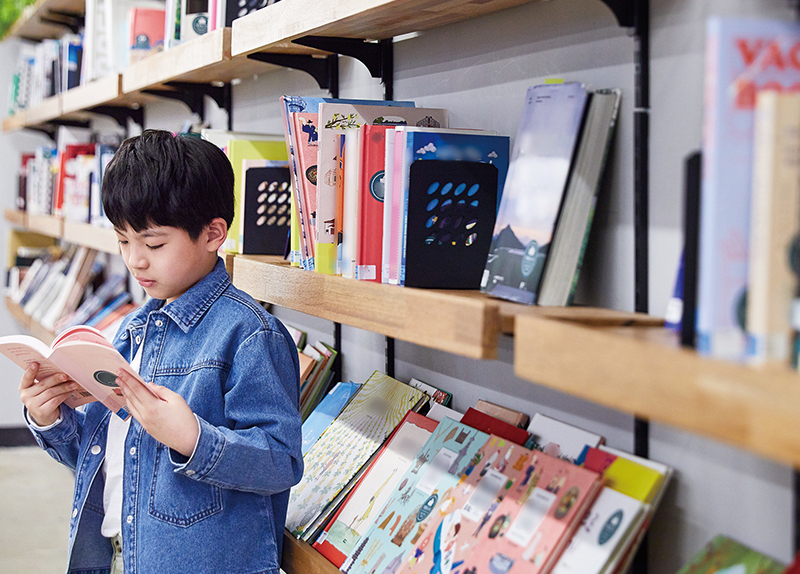 Highway Library Turns Roadside Break Into Reading Time0