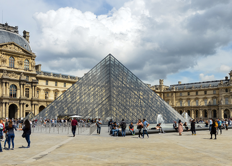 Shocking Jewelry Theft at the Louvre0