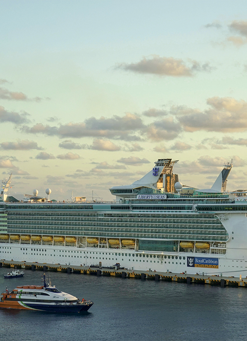 The Dramatic Rise of the World��s Floating Palaces0