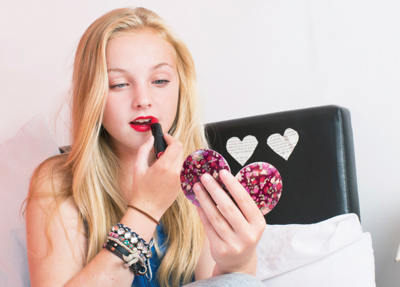 Schools should allow students to wear makeup0