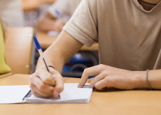 How To Stay Focused and Cut Out Distractions in Class - Life Tips