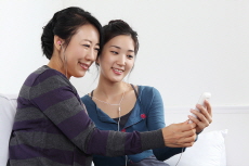 Gen Z Redefines Family Bonds With ‘Eom-mi-sae’ Trend - Trend