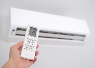 Are Air Conditioners or Fans Better To Use for Cooling? - Think & Talk