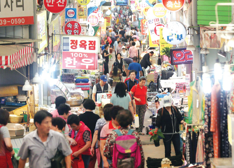 It is better to shop at traditional markets0
