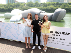 Gigantic Toy Floating On Seokchon Lake - National News