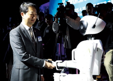 Trade Minister Greets Robot at K-Humanoid Alliance / Students Capture Memories at Jeju’s Osulloc Green Tea Fields - Photo News
