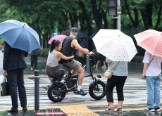Seoul Commuters Brave Heavy Rain as Monsoon Season Begins / Seniors Compete and Cheer at Senior Sports Festival - Photo News