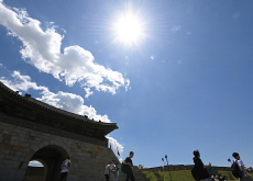 A Bright Day at Korea’s National Museum / Blue Skies Over a Historic Gate - Photo News