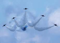 The Black Eagles Put on a Show / What Will Robots Wear? - Photo News