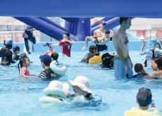 Beating the Heat With a Cool Splash / Colorful Squishy Toys on Display - Photo News