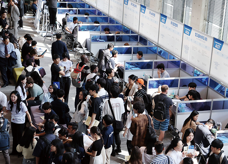 international Students Showcase Writing Skills at Sungkyun Korean Essay Contest / The 2024 Busan International Student Job Fair Opens4