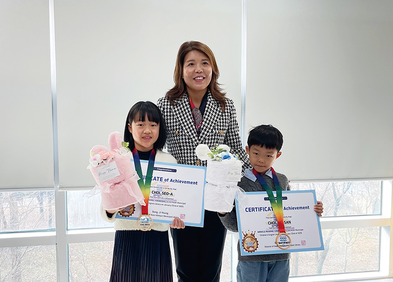 Siblings Recognized for Reading 1,000 English Books0