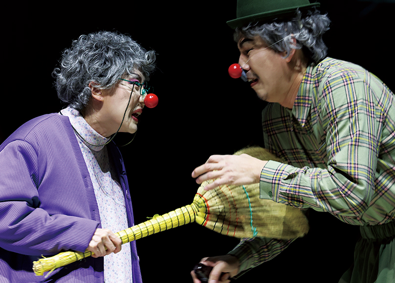 Actors Perform a Scene From the Play Comic / Gold Prices Reach New Record in South Korea0