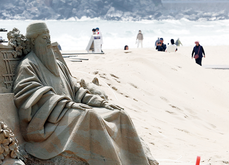K-Culture Takes Shape in Sand at Haeundae Beach / Visitors Climb Namhae Bridge for Thrilling Heritage Event0