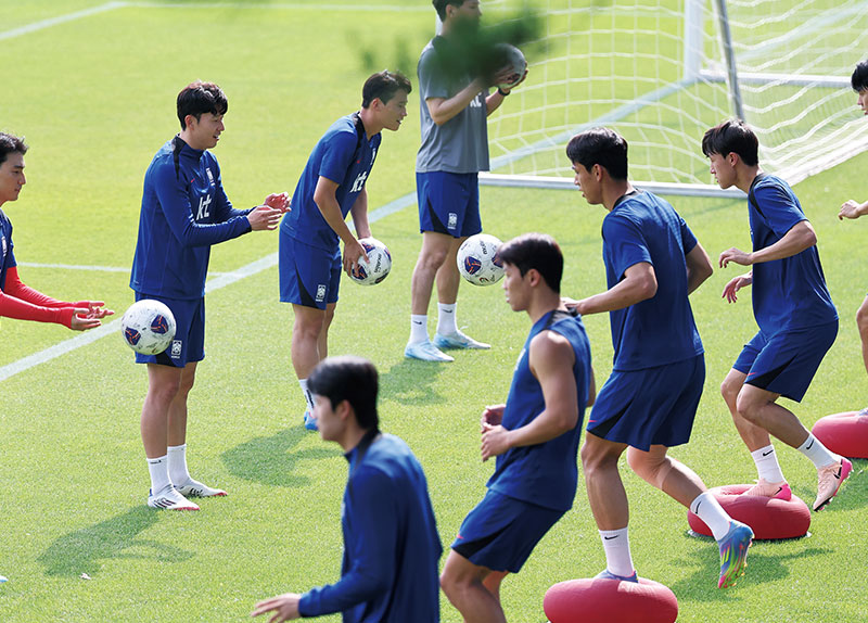 South Korean National Team Trains After Securing 2026 World Cup Spot / Beating the Heat: Kid Cools off at Gwanghwamun Fountain0