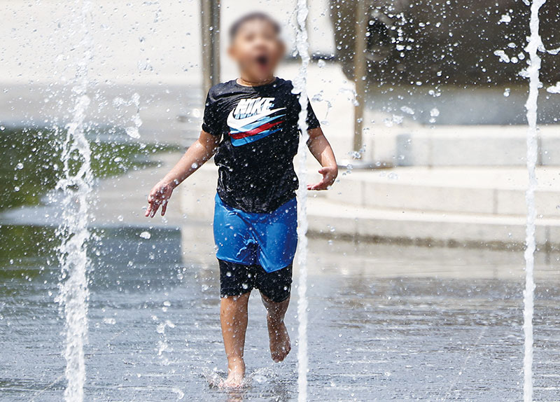South Korean National Team Trains After Securing 2026 World Cup Spot / Beating the Heat: Kid Cools off at Gwanghwamun Fountain3