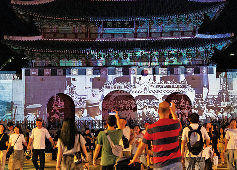 Seoul Marks 80th Liberation Anniversary With Light Show / Tourists Cool off at Cheonggyecheon Amid Heatwave0