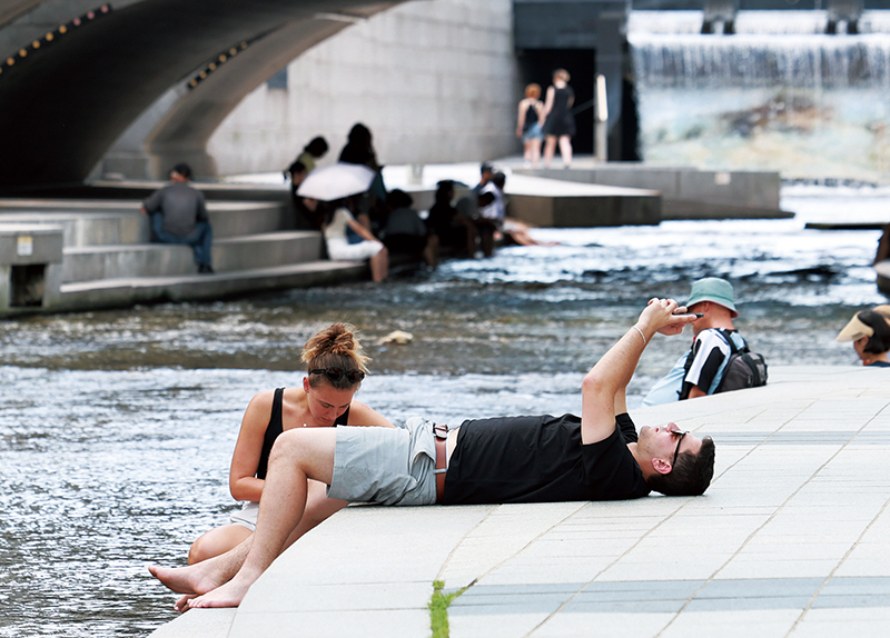 Seoul Marks 80th Liberation Anniversary With Light Show / Tourists Cool off at Cheonggyecheon Amid Heatwave3