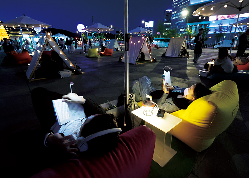 Seoul Outdoor Library Returns for Autumn Reading Season0