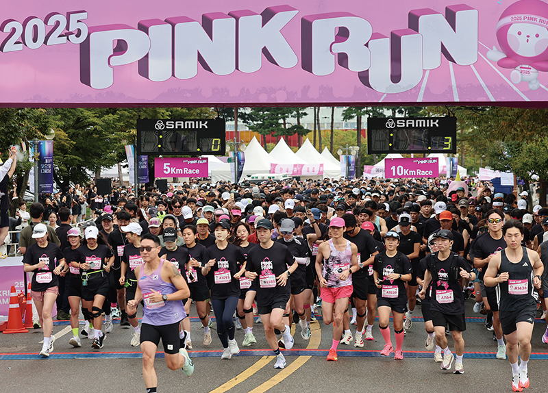 Late Heat Wave Covers Jejus Silver Grass Trails / 2025 Pink Run in Seoul3