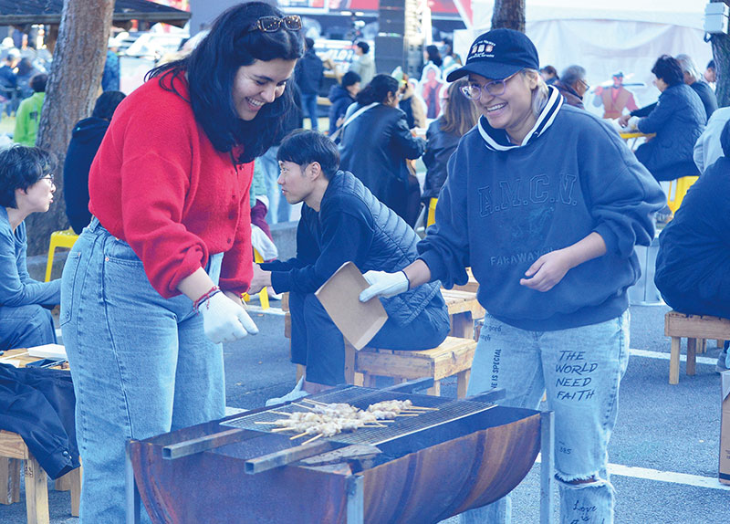 Fun Grilling at the Kimchi Festival / Pitcher Kim Young-woong Gets Game-Ready0