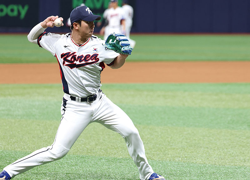 Fun Grilling at the Kimchi Festival / Pitcher Kim Young-woong Gets Game-Ready3