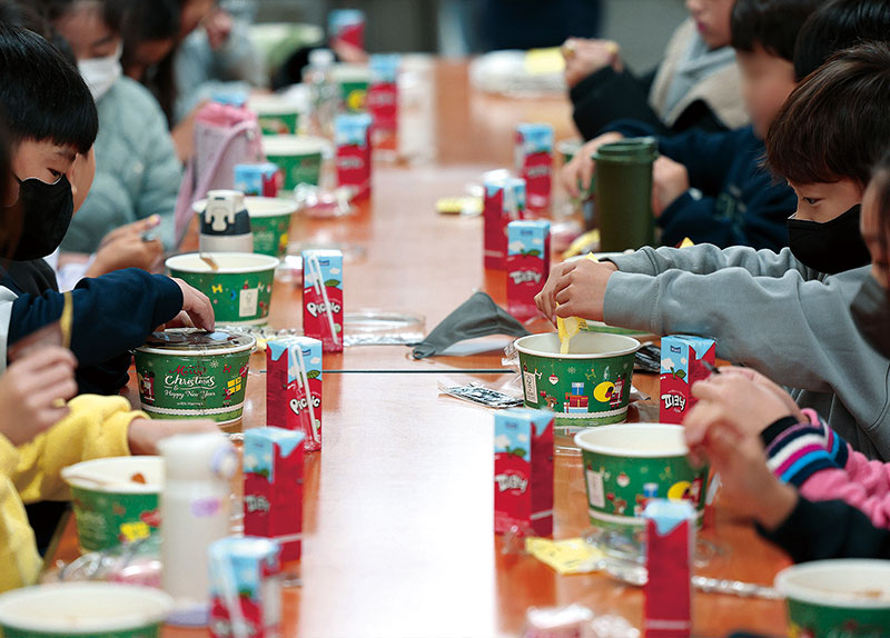 Boxed Lunch in the Classroom / Ice Instead of Snow at Taebaeksan0