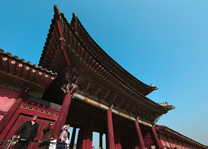 Tourists Enjoy Clear Skies at Gyeongbokgung Palace / Millions Flock to Seoul Lantern Festival0
