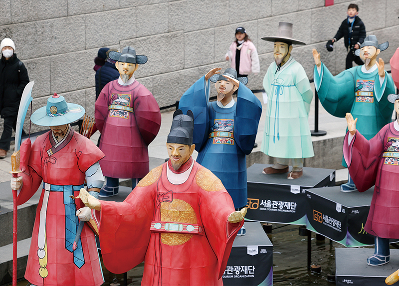 Tourists Enjoy Clear Skies at Gyeongbokgung Palace / Millions Flock to Seoul Lantern Festival4