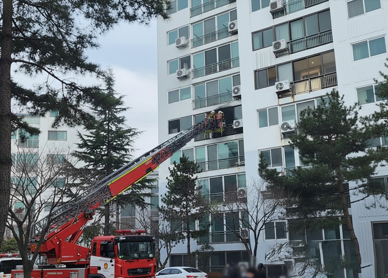 Firefighters Share Bonus With Heroic Mom0