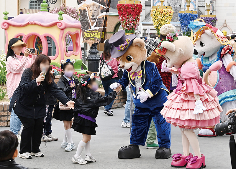 Biseulsan Covered in Pink Blossoms / Everland Marks 50th Anniversary3