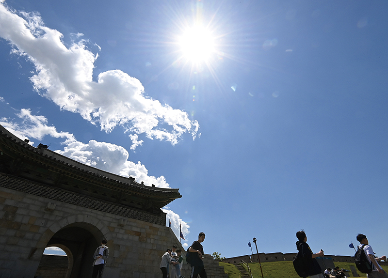 A Bright Day at Korea��s National Museum / Blue Skies Over a Historic Gate0