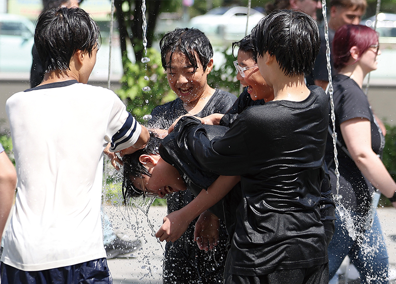 Cooling Off at Gwanghwamun Square / A Fun Day at the Rice Field0