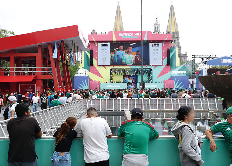 Fighting the Summer Heat With Water Guns / Football Fans Flood the FIFA Fan Festival0