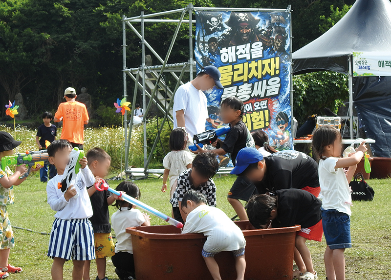 Fighting the Summer Heat With Water Guns / Football Fans Flood the FIFA Fan Festival6