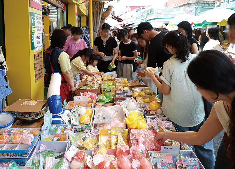 Beating the Heat With a Cool Splash / Colorful Squishy Toys on Display4