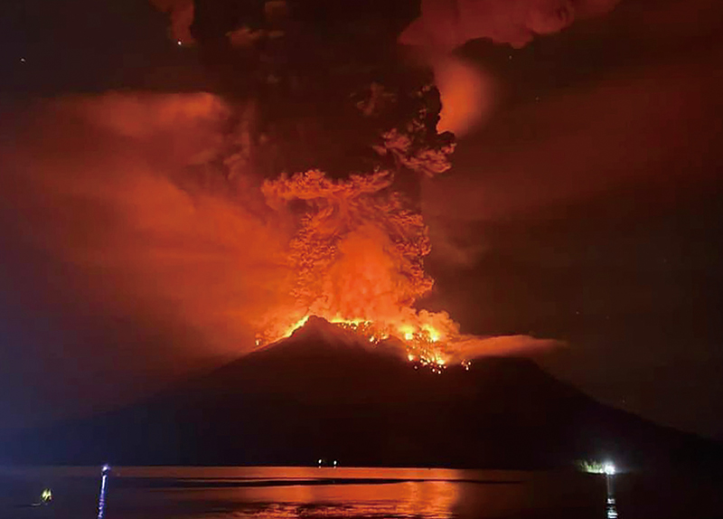 Thousands Evacuate as Indonesia Volcano Erupts0