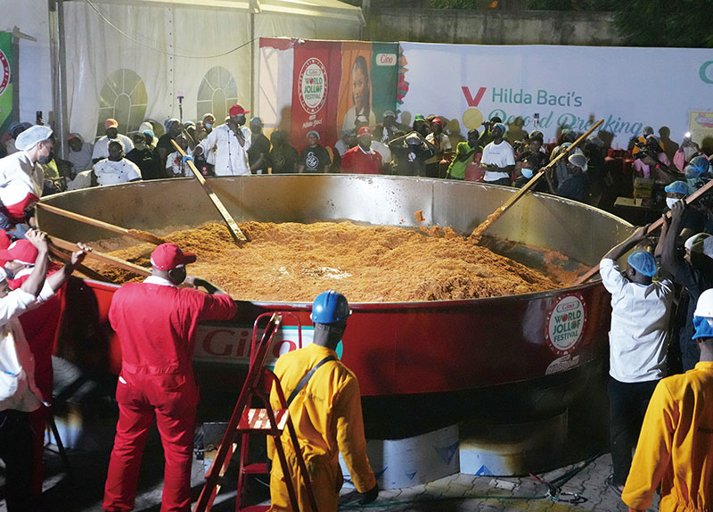 Nigerian Chef Sets World Record With Giant Jollof Pot0