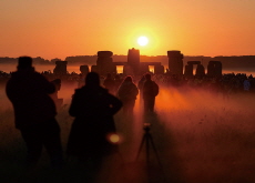 Thousands Gather for the Stonehenge Summer Solstice Sunrise - Photo News