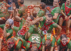 Thousands Battle With Tomatoes at La Tomatina - World News I