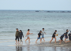 Warm Day, Different Choices on Jeju Beach - Photo News