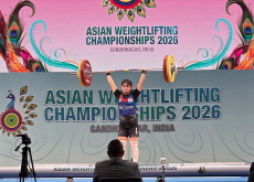 Teenage Weightlifter Jung Hye-dam Sets Records at Asian Championships - Sports