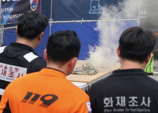 Firefighters Test Pouch Safety Against Exploding Power Banks - Photo News