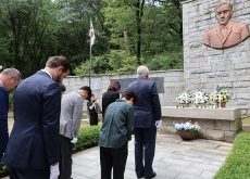 The Hague Mayor Honors Korean Independence Hero - Photo News