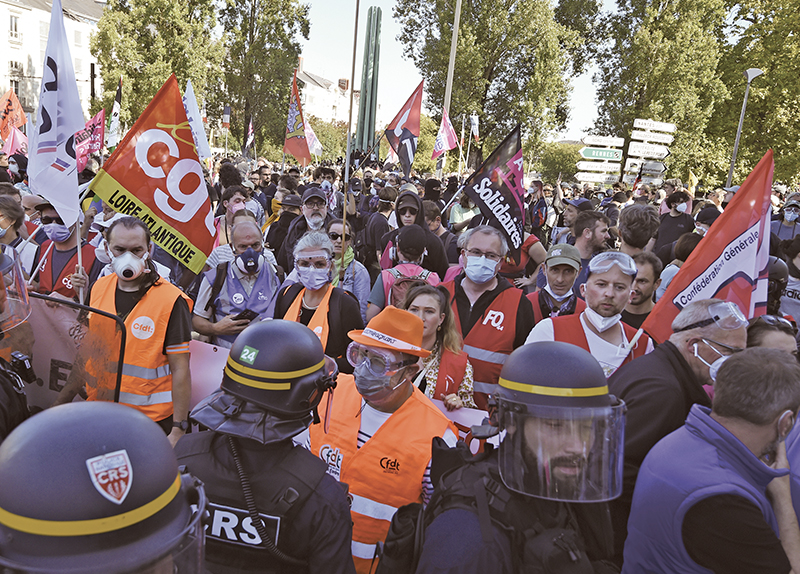 Workers, Students, and Families Unite in France’s Largest Strike Against Austerity - Hot News Workers, Students, and Families Unite in France’s Largest Strike Against Austerity - Hot News